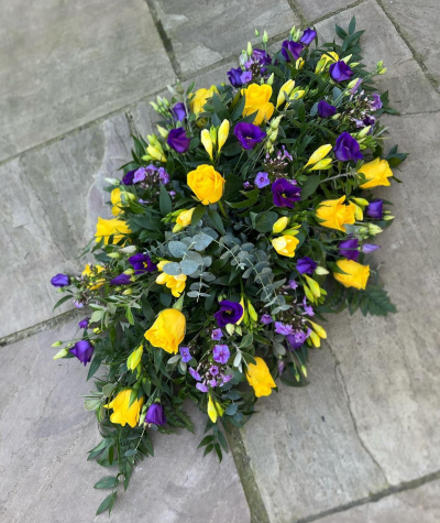 Single Ended Spray SYM-302 - This single ended spray is made using a mix of fresh yellow and white flowers. Same day delivery may not be possible on this design – please contact us to discuss your requirements.